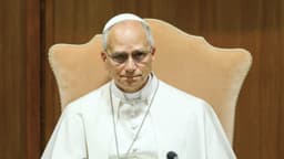 El Papa León está comiendo y recuperándose tras una cirugía por cáncer de pulmón, dicen los médicos