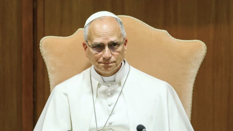 El Papa León está comiendo y recuperándose tras una cirugía por cáncer de pulmón, dicen los médicos