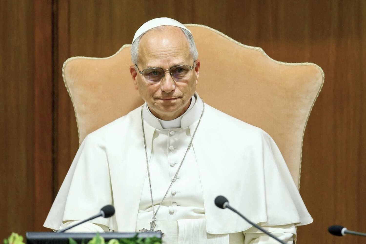 El Papa León XIV se prepara para intervenir durante la presentación de "Magnifica humanitas", su primera encíclica, centrada en el auge de la inteligencia artificial, en el Aula Nuova del Sinodo del Vaticano, el 25 de mayo de 2026. (Yara Nardi/Reuters).