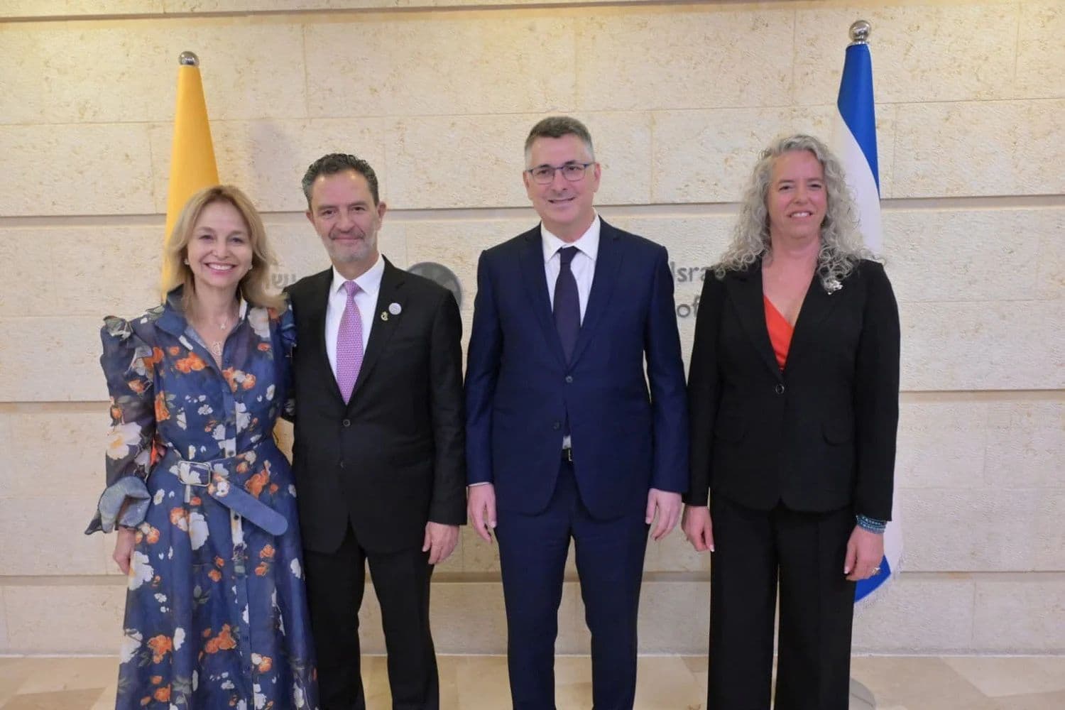 Los ministros de Exteriores de Israel, Gideon Sa'ar (C-Dcha.), y de Colombia, Omar Bula Escobar (C-Izq.), posan con la embajadora de Israel en Colombia, Vivian Aisen, y la embajadora colombiana en Israel, Tania Gilinski (Izq.), durante la inauguración este miércoles la embajada del país americano en Jerusalén, 46 años después de sacarla de la ciudad, como parte del giro que se está produciendo en Latinoamérica con los triunfos de candidatos conservadores en varios países. (EFE/ Embajadora Vivian Aisen en X)