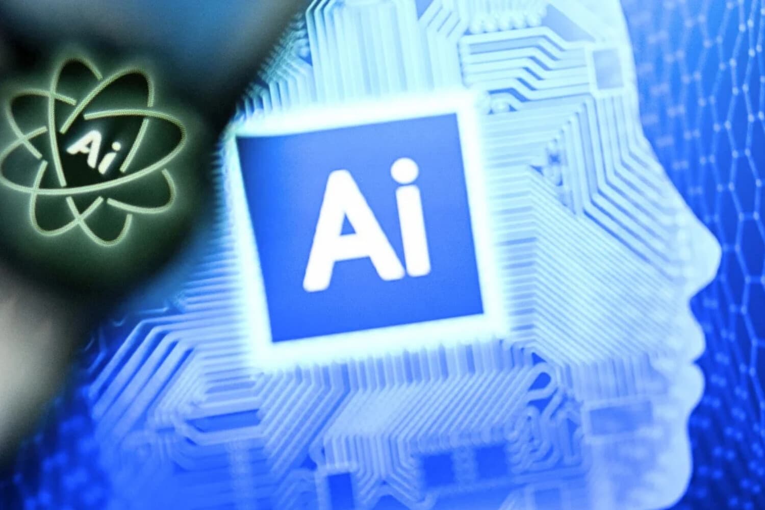 Las letras "AI" de inteligencia artificial en la pantalla de una computadora portátil (derecha) junto al logotipo de la aplicación Chat AI en la pantalla de un teléfono inteligente en Fráncfort del Meno, Alemania, en esta foto de archivo. (Kirill Kudryavtsev/AFP vía Getty Images).