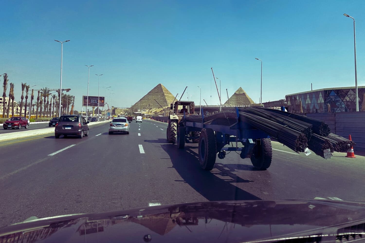 Un tractor transporta barras de hierro cerca del Gran Museo de Giza, al sur de El Cairo, la capital de Egipto, el 5 de mayo de 2025. (KHALED DESOUKI/AFP vía Getty Images)