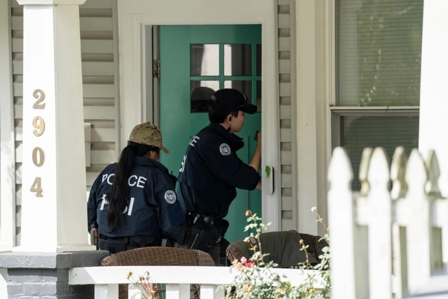 Investigadores del Departamento de Seguridad Nacional registran la vivienda de la diputada Ilhan Omar (D-Minn.) en Washington el 12 de octubre de 2026. (Andrew Leyden/Getty Images).