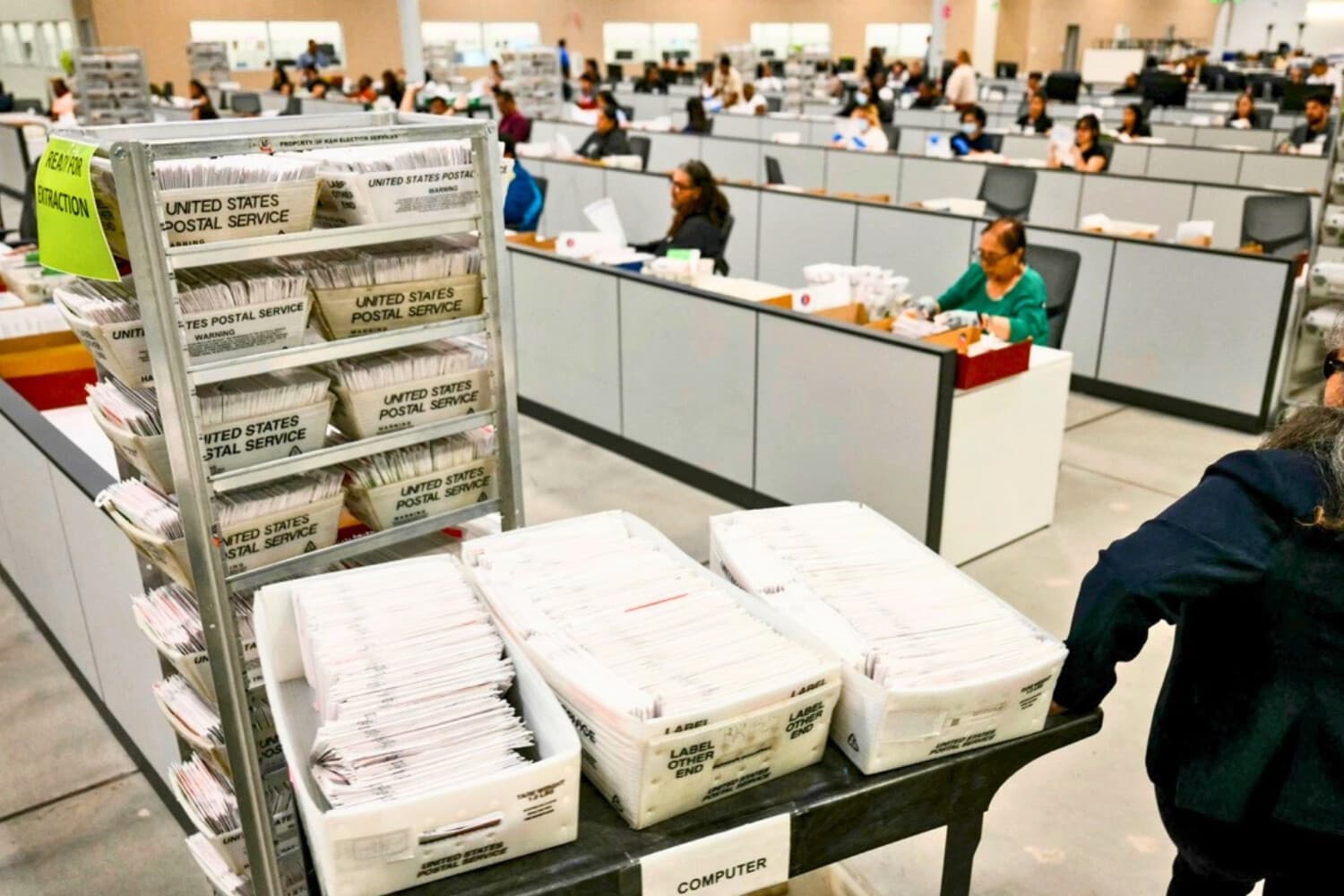 Un miembro del personal electoral traslada boletas de voto por correo para organizarlas de cara al recuento en la ciudad de Industry, California, el 2 de junio de 2026. (Patrick T. Fallon / AFP vía Getty Images).