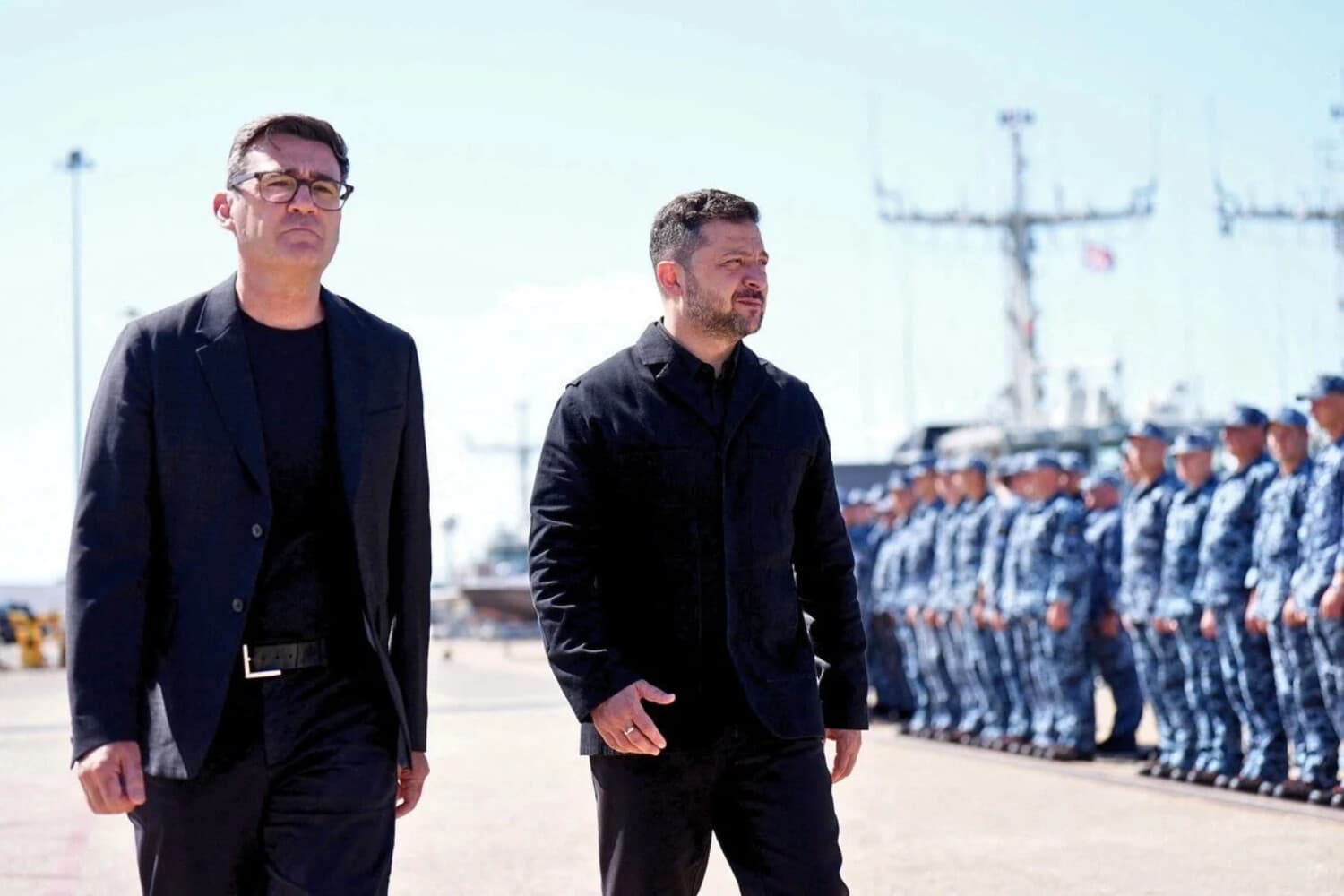 El primer ministro británico Andy Burnham (izquierda) pasea con el presidente ucraniano Volodímir Zelenski (R) en una base naval en Portsmouth, Inglaterra, el 27 de julio de 2026. (Aaron Chown/POOL/AFP/Getty Images).