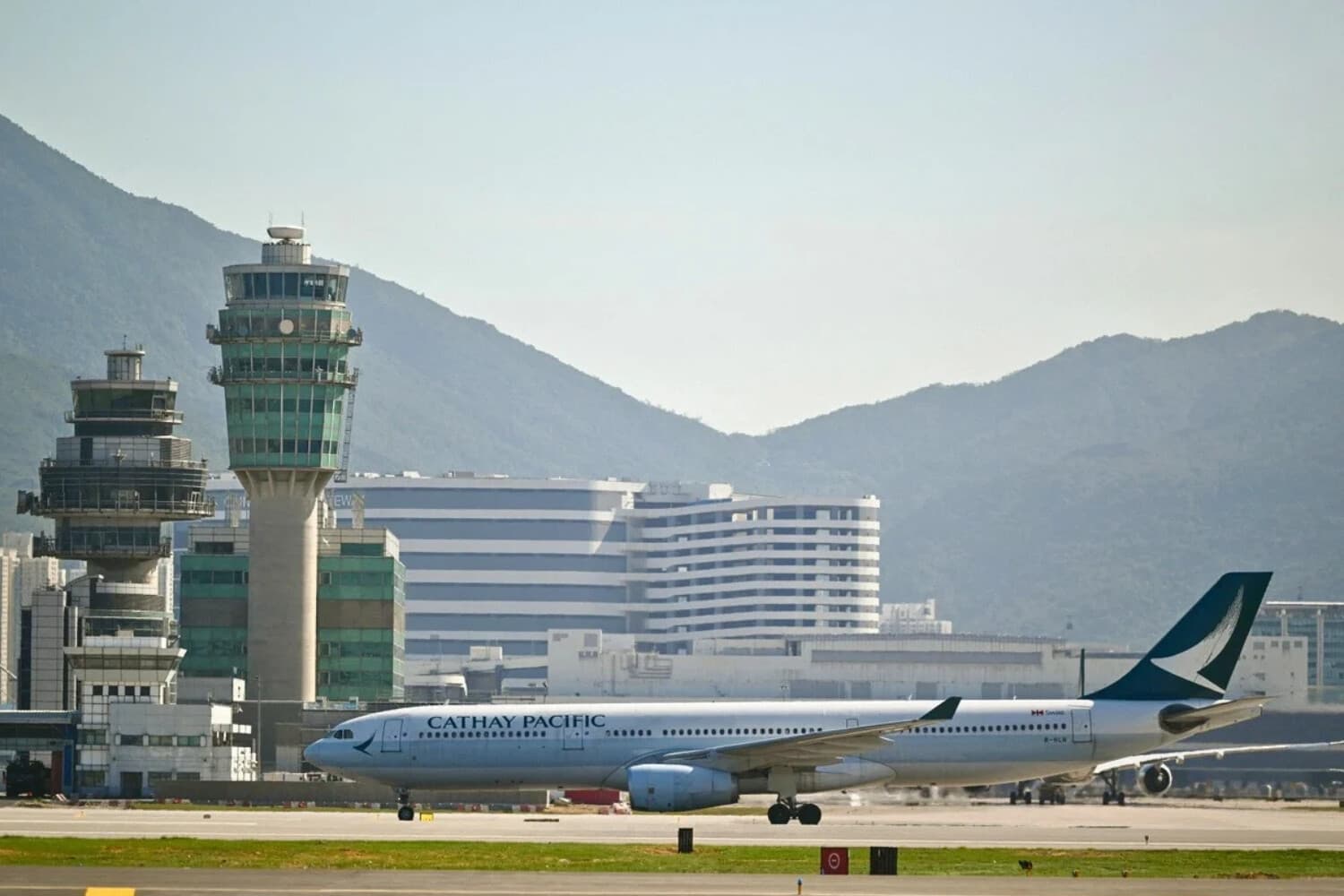 Un avión se desplaza por la pista del Aeropuerto Internacional de Hong Kong el 28 de noviembre de 2024. (Peter Parks/AFP vía Getty Images).