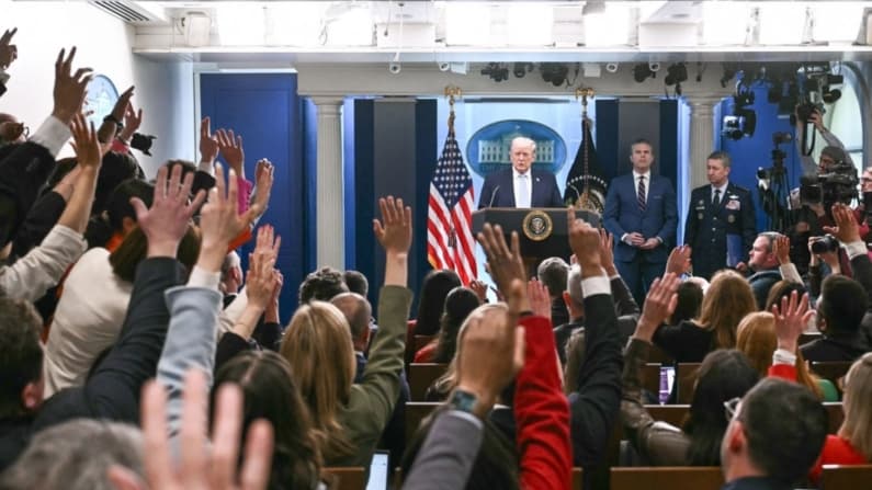 Administración de Trump busca revertir fallo sobre acceso de medios a Casa Blanca