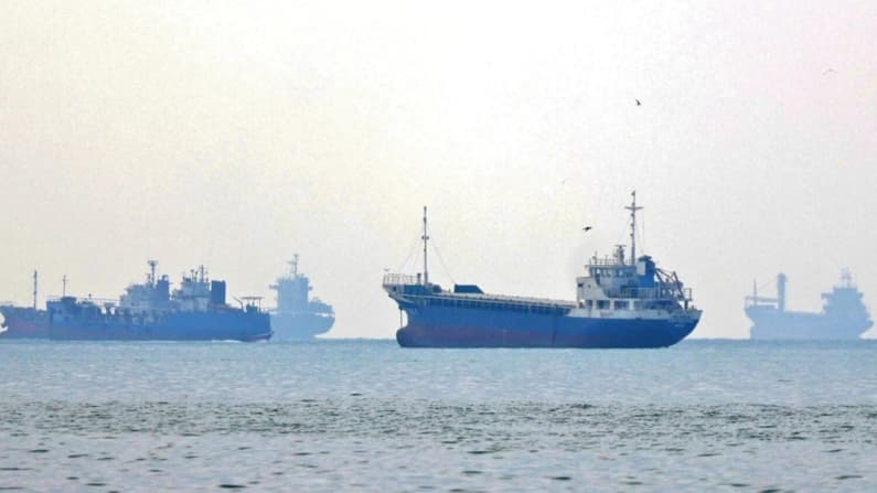 Dos barcos fueron alcanzados y uno hundido por proyectiles desconocidos en el estrecho de Ormuz