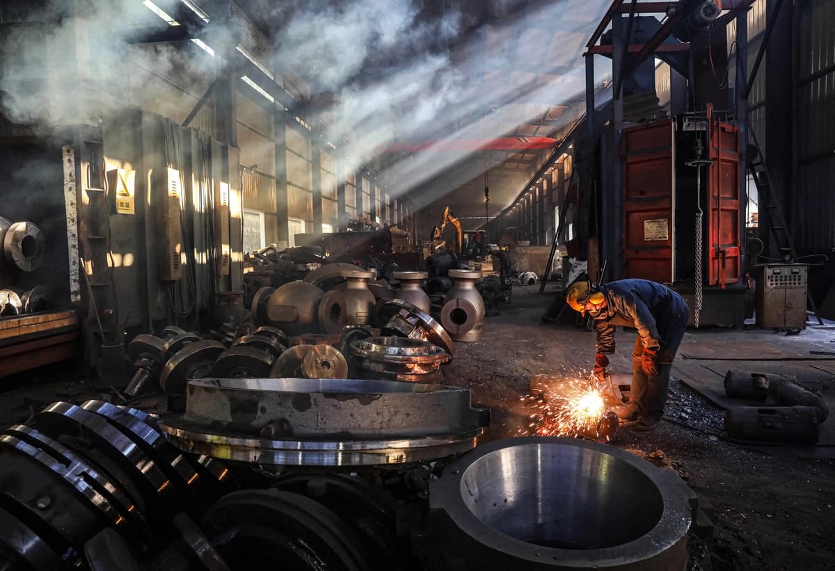 Un empleado trabaja en una fábrica de maquinaria siderúrgica en Hangzhou, provincia de Zhejiang, China, el 6 de junio de 2025. (STR/AFP vía Getty Images)