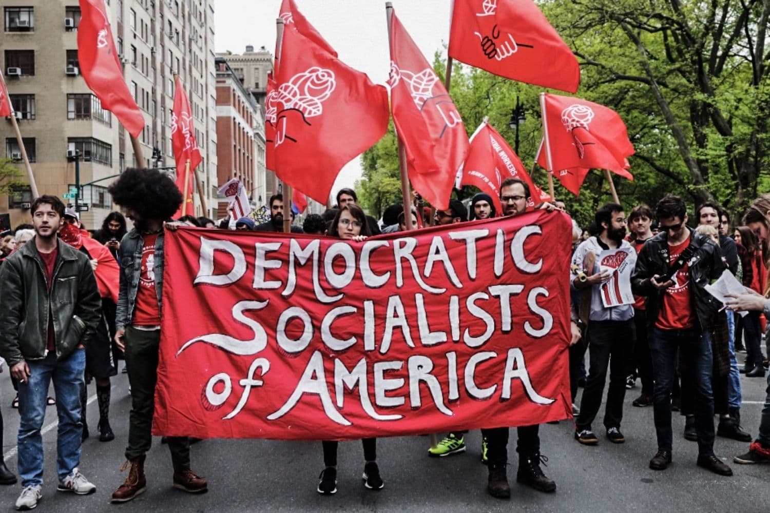 Miembros de los Socialistas Demócratas de Estados Unidos se reúnen frente a un edificio propiedad del presidente Donald Trump el 1 de mayo de 2019 en la ciudad de Nueva York, N.Y. (Spencer Platt/Getty Images)