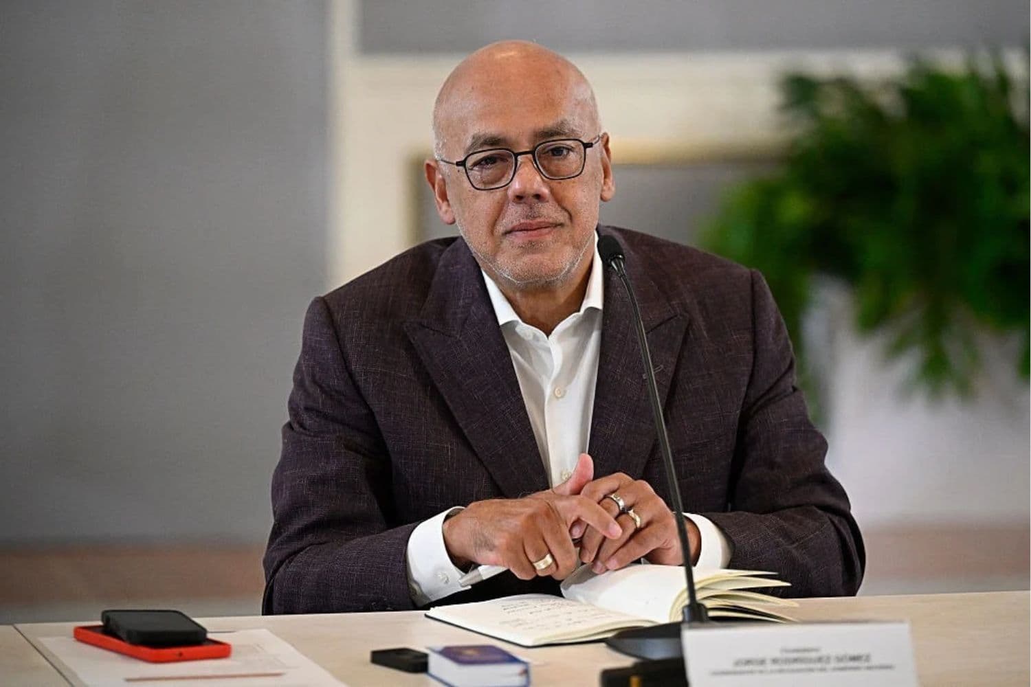 El presidente de la Asamblea Nacional de Venezuela, Jorge Rodríguez, asiste a la clausura de la segunda ronda de conversaciones del diálogo político en el hotel Meliá de Caracas, el 25 de septiembre de 2026. (Federico PARRA / AFP vía Getty Images)
