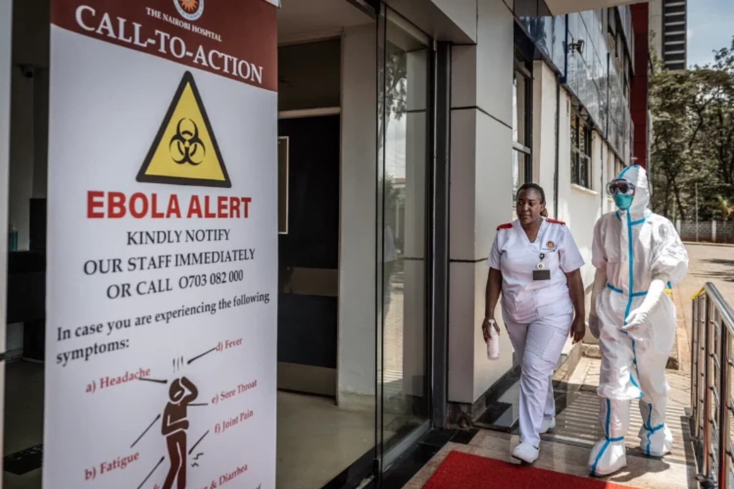 Enfermeras entran en una unidad de aislamiento señalizada con un aviso de alerta por ébola, en Nairobi, Kenia, el 7 de octubre de 2026. (Luis Tato/AFP vía Getty Images).