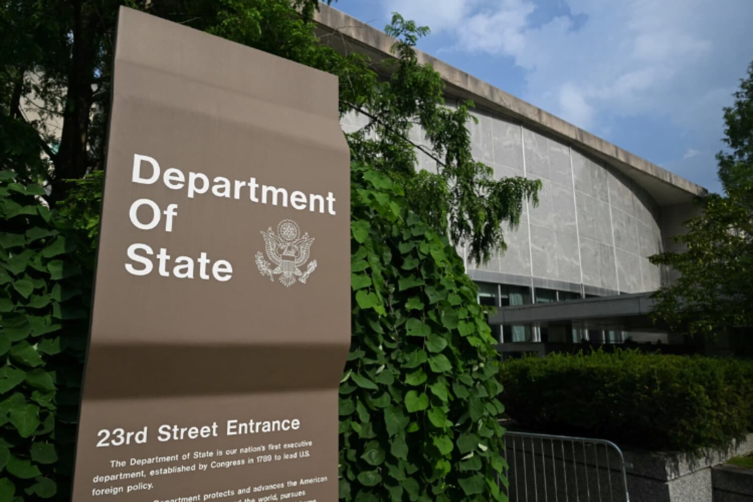 Un letrero frente al Departamento de Estado en Washington, el 11 de julio de 2025. (Saule Loeb/AFP vía Getty Images).