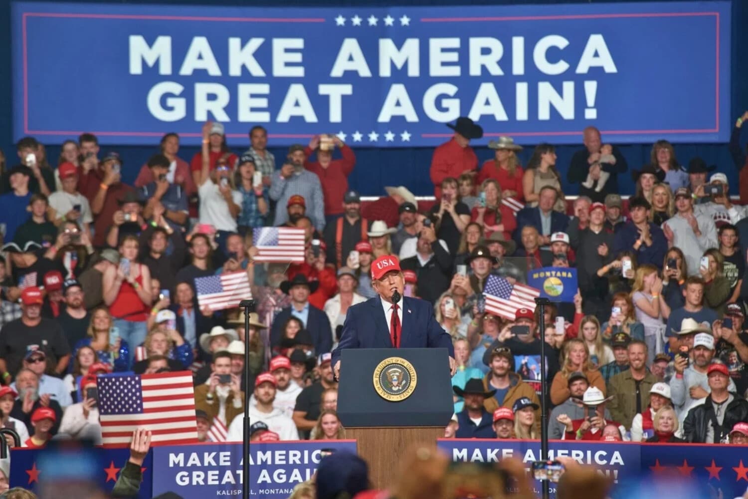 El presidente Donald Trump habla durante un mitin en el Majestic Valley Arena de Kalispell, Montana, el 14 de octubre de 2026. (Travis Gillmore/The Epoch Times).