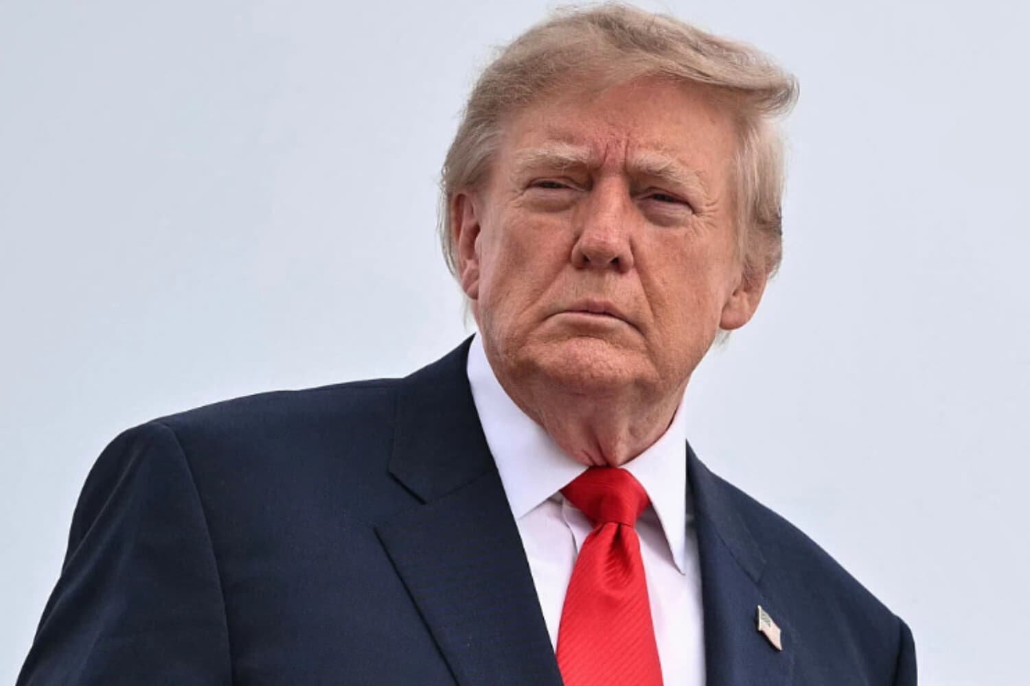 El presidente Donald Trump sube al Air Force One en la Base Conjunta Andrews, Maryland, el 10 de octubre de 2026. (Mandel Ngan/AFP vía Getty Images).