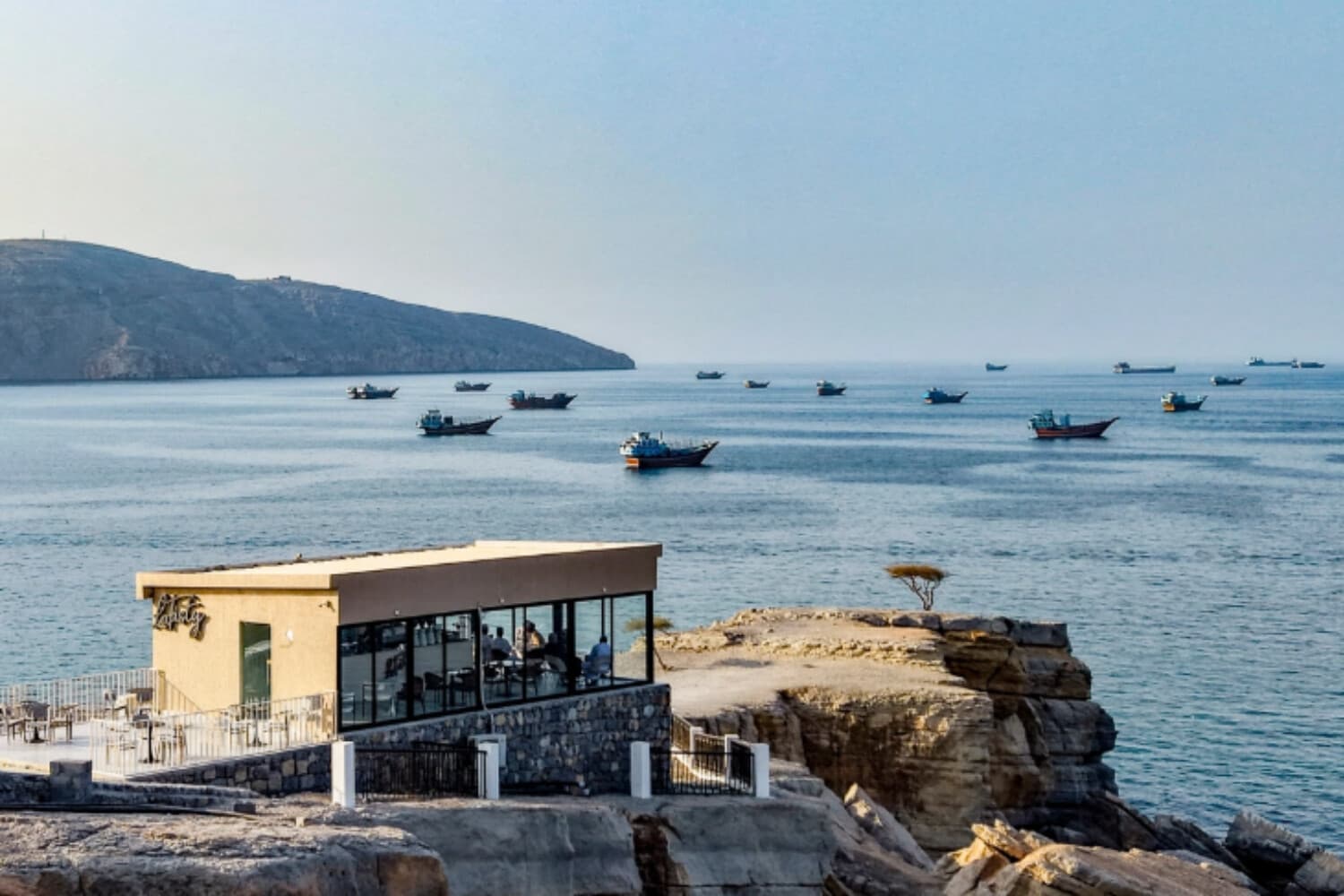 Barcos permanecen anclados frente a la costa de Khasab, en la gobernación de Musandam (Omán), cerca del estrecho de Ormuz, el 2 de octubre de 2026. (AFP vía Getty Images).