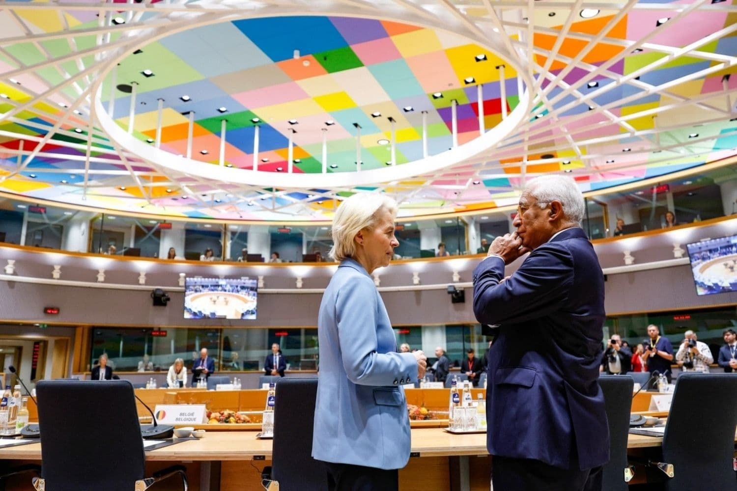 La presidenta de la Comisión Europea, Ursula von der Leyen, a la izquierda, conversa con el presidente del Consejo Europeo, Antonio Costa, durante una mesa redonda en la cumbre de la UE celebrada en Bruselas el jueves 15 de octubre de 2026. (Foto AP/Geert Vanden Wijngaert)