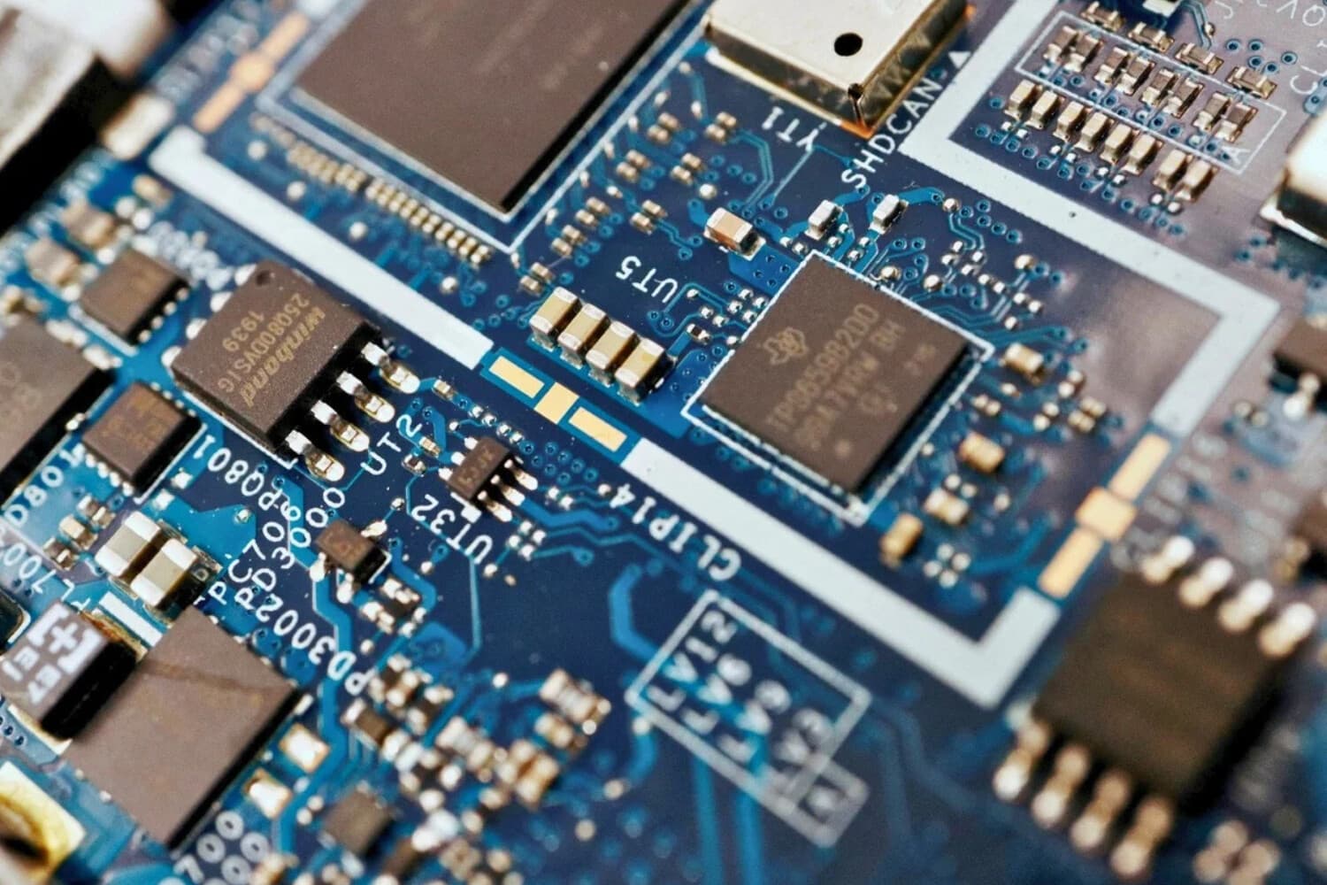 Chips semiconductores en una placa de circuito de una computadora, en esta imagen ilustrativa tomada el 25 de febrero de 2022. (Florence Lo /Reuters).