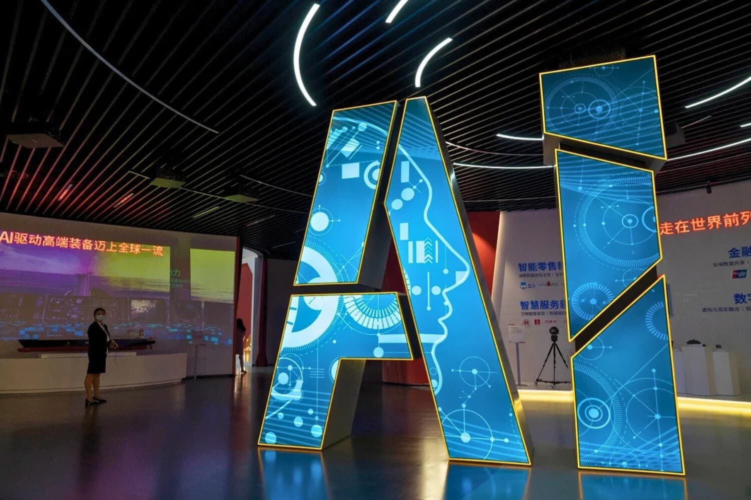 Aplicaciones de vanguardia de la Inteligencia Artificial se pueden ver en el Pabellón de Inteligencia Artificial del Parque del Futuro Zhangjiang durante una gira mediática organizada por el Estado en Shanghái, China, el 18 de junio de 2021. (Andrea Verdelli/Getty Images).