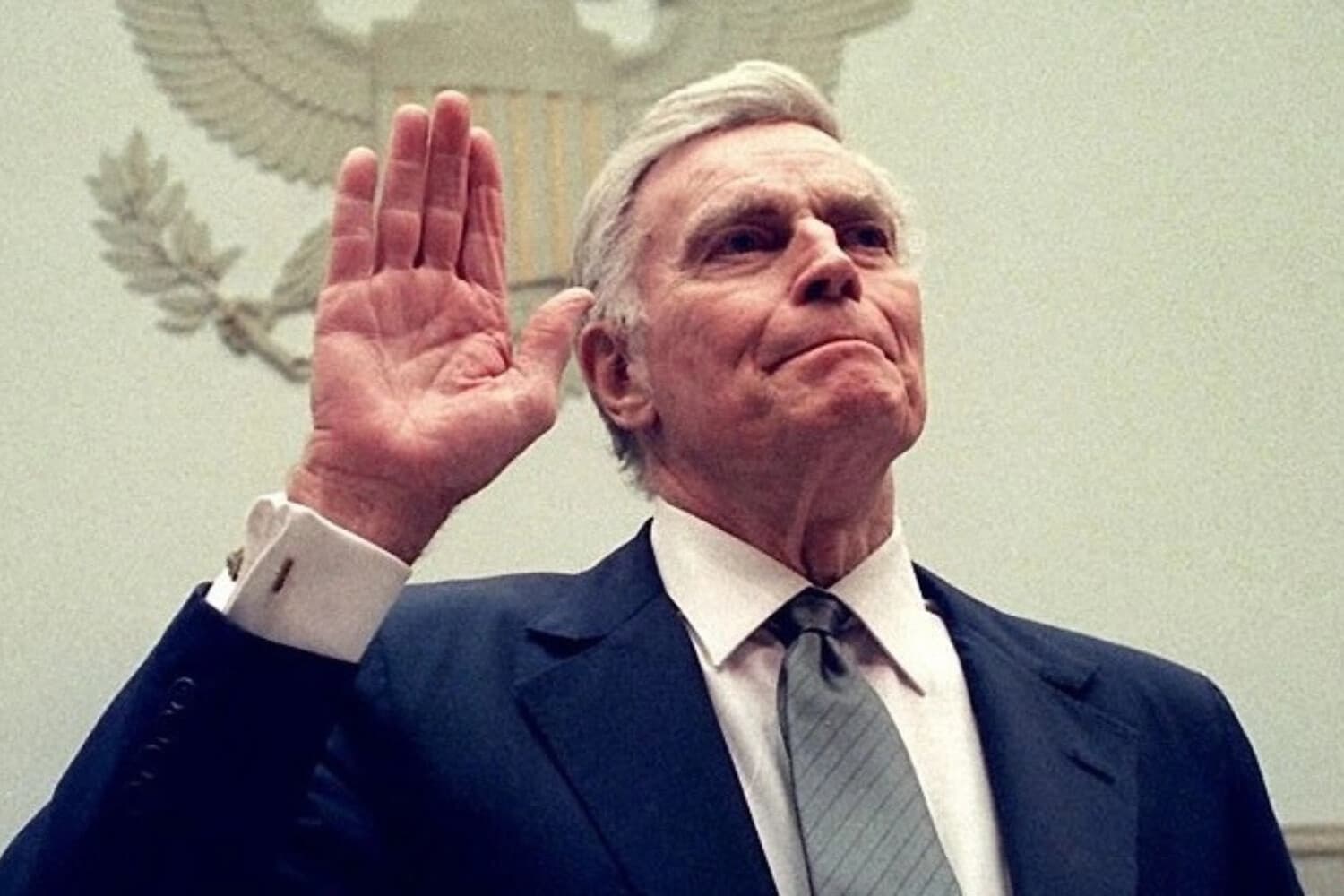 El actor estadounidense y presidente de la Asociación Nacional del Rifle (NRA), Charlton Heston, presta juramento antes de testificar ante un subcomité de Reforma Gubernamental de la Cámara de Representantes de Estados Unidos, encargado de Justicia Penal, Política de Drogas y Recursos Humanos, en el Capitolio, en Washington, el 4 de noviembre de 1999. (Stephen Jaffe/AFP/Getty Images).