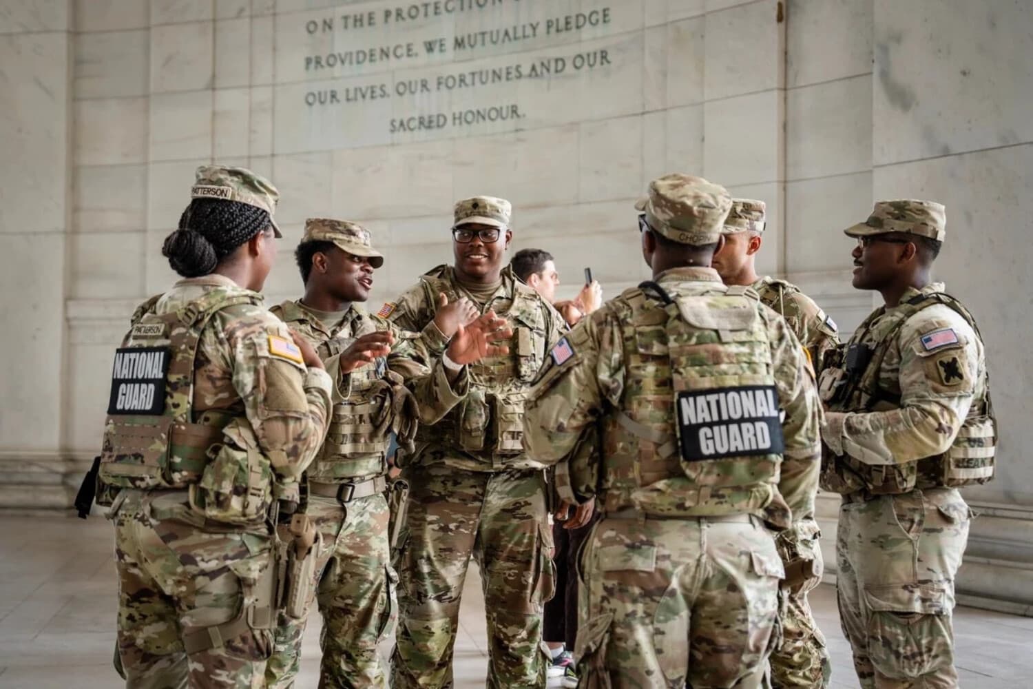 Miembros de la Guardia Nacional en el Monumento a Thomas Jefferson, en Washington, el 17 de junio de 2026. (Madalina Kilroy/The Epoch Times).