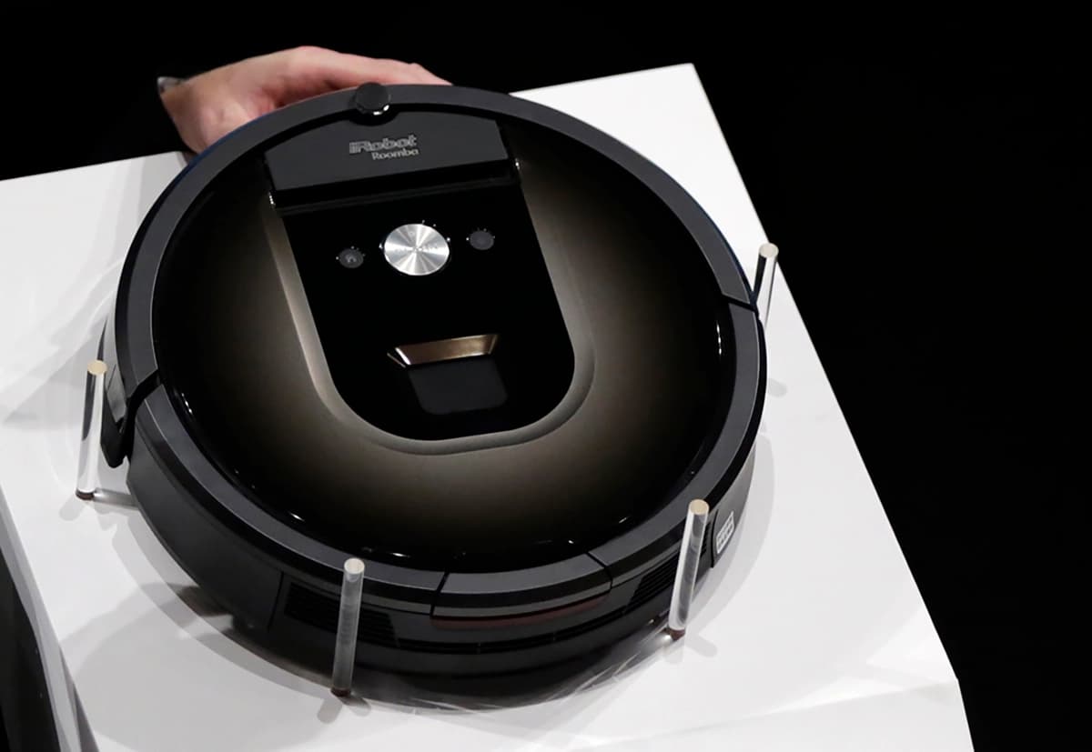 El robot aspirador Roomba 980 se presenta durante un evento en Tokio el 29 de septiembre de 2015. (Eugene Hoshiko/AP Photo).