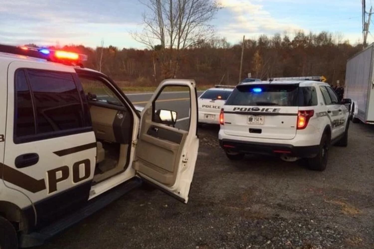 La policía de Mount Hope detiene a un presunto conductor ebrio en Mount Hope Road el Halloween, 31 de octubre de 2015. (Holly Kellum/The Epoch Times).
