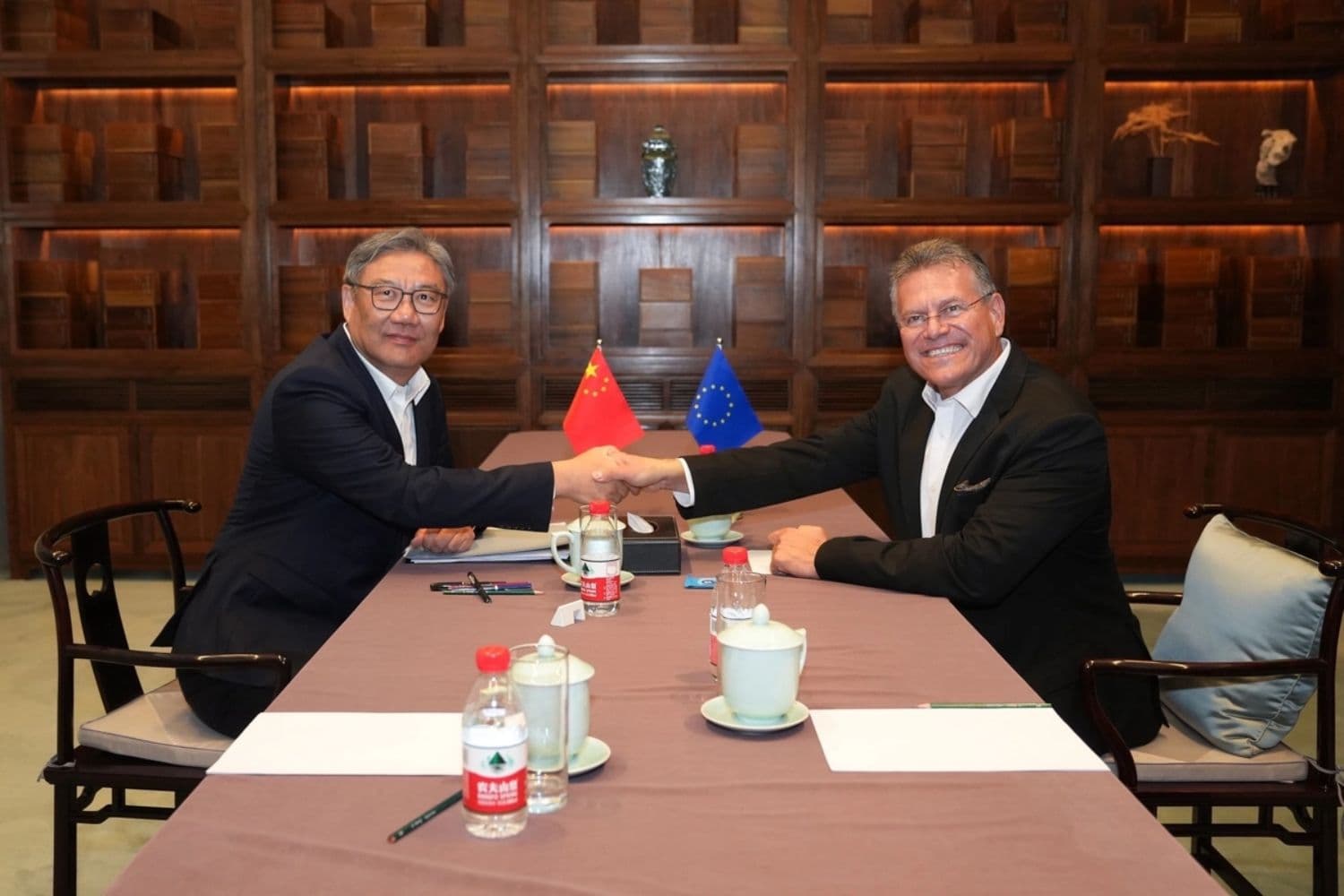 El comisionado europeo de Comercio, Maros Sefcovic, se reúne con el ministro de Comercio chino, Wang Wentao, para mantener conversaciones destinadas a reequilibrar el comercio entre la UE y China, en Beijing, el 8 de octubre de 2026. (Cortesía de la Comisión Europea)
