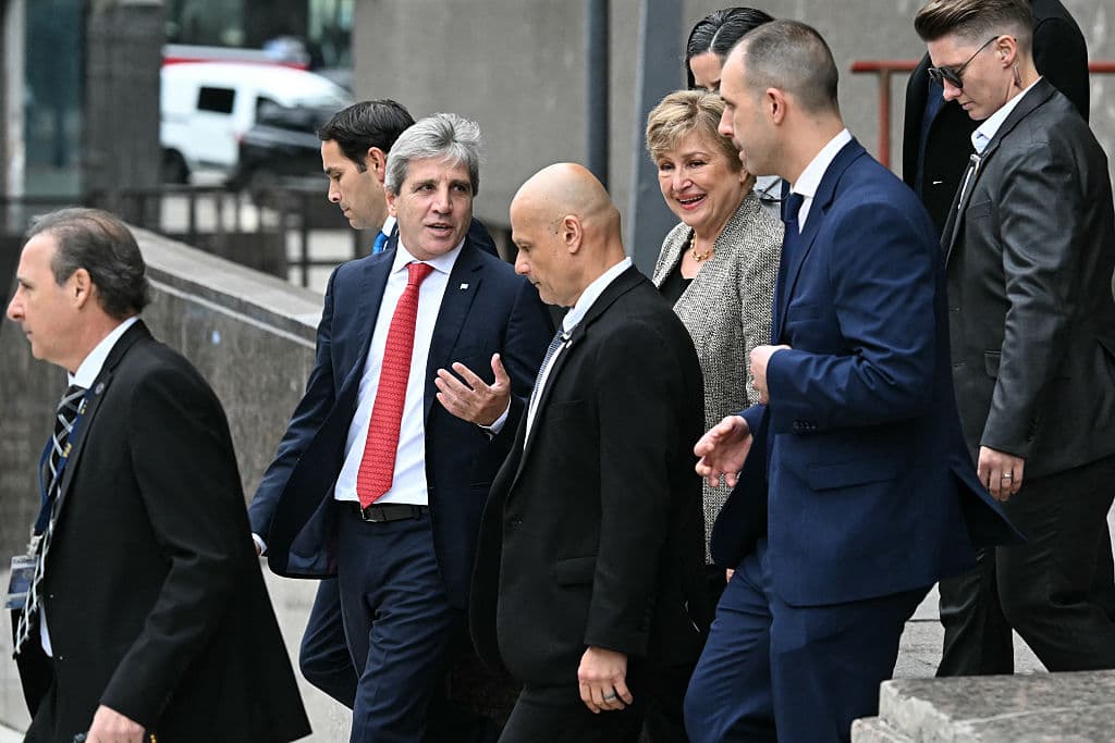 La directora gerente del Fondo Monetario Internacional (FMI), Kristalina Georgieva (tercera desde la derecha), tras una reunión con el ministro de Economía argentino, Luis Caputo (segundo desde la izquierda). (Foto de Luis Robayo / AFP vía Getty Images)