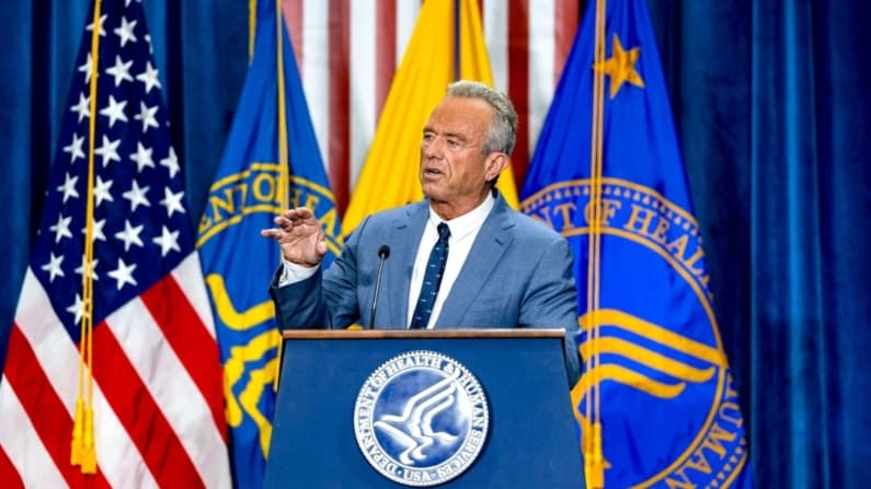 HHS envía a la Casa Blanca plan sobre medicamentos peptídicos
