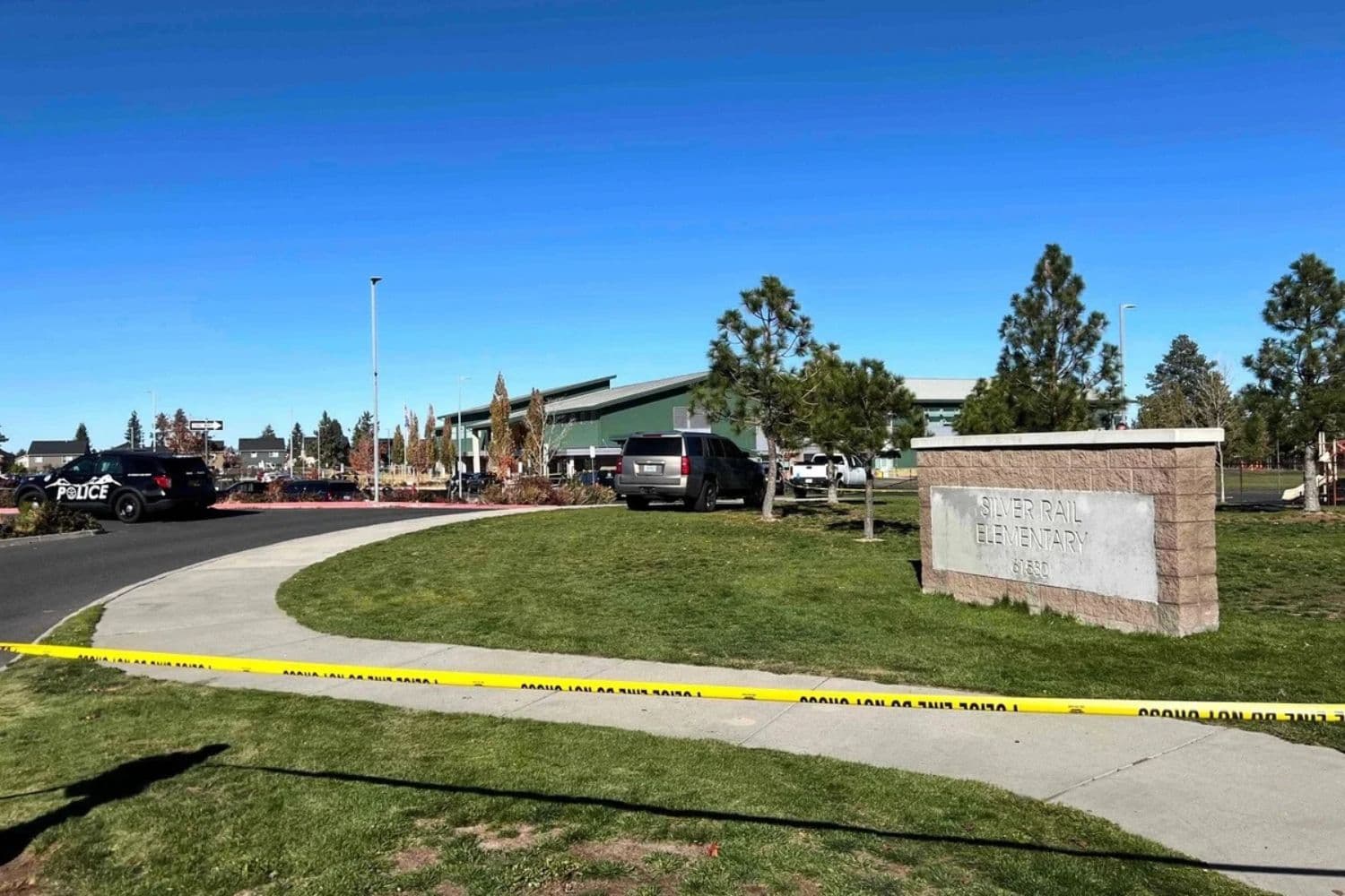 Cinta policial acordonada en las afueras de la escuela primaria Silver Rail, donde tuvo lugar un tiroteo, en Bend, Oregón, el 15 de octubre de 2026. (Foto de Joe Kline/AP).