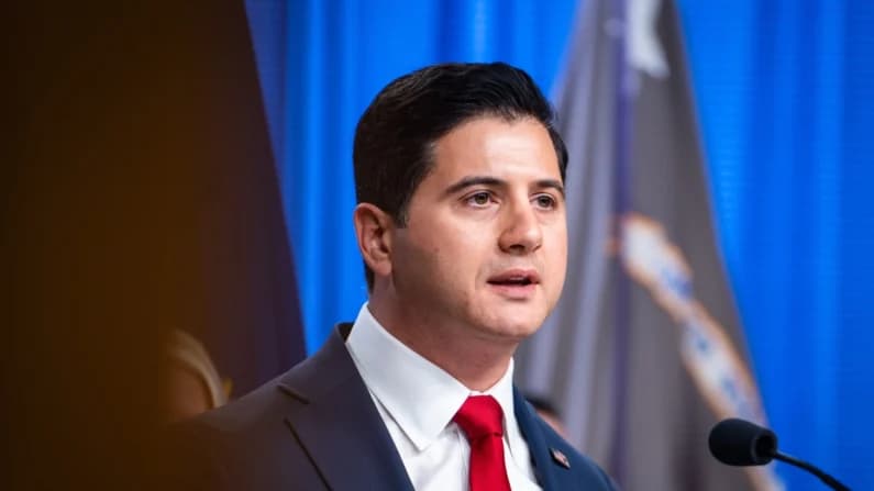 DOJ demanda a California tras identificar a 20,000 posibles no ciudadanos registrados para votar