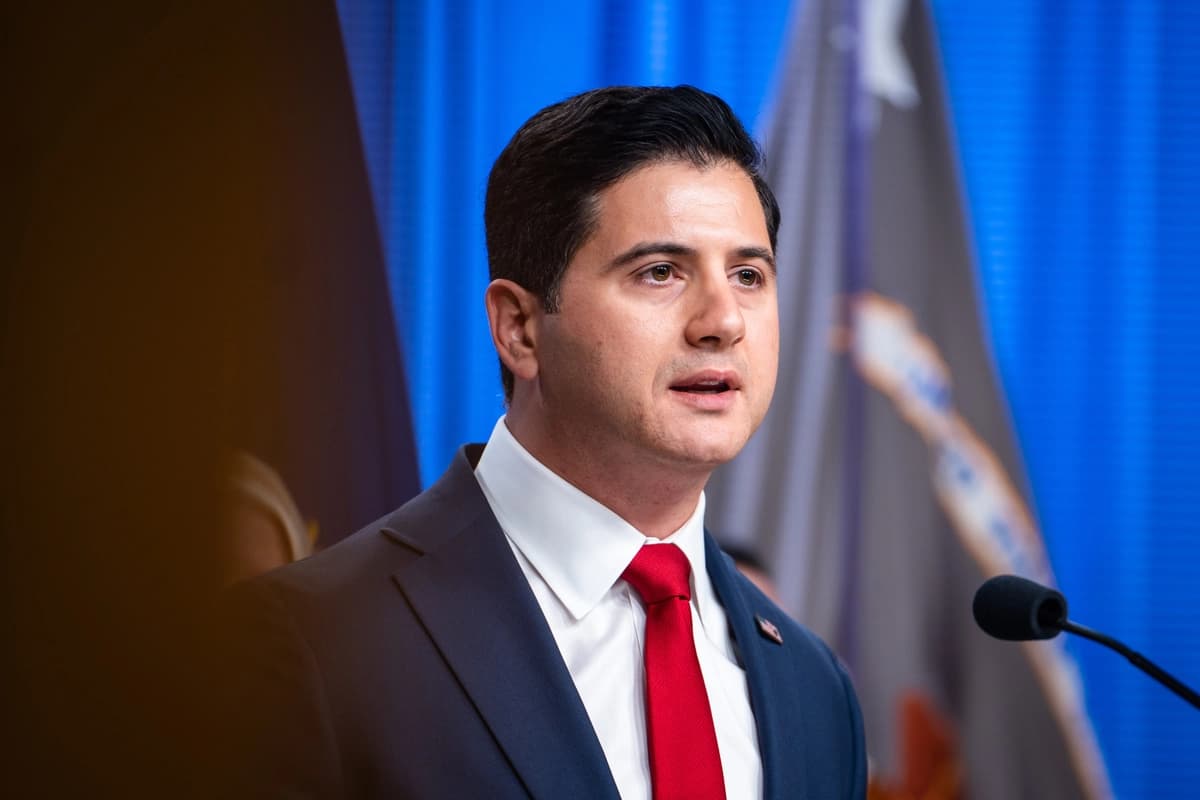 DOJ demanda a California tras identificar a 20,000 posibles no ciudadanos registrados para votar