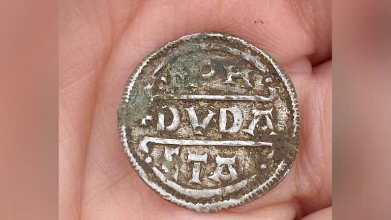 Descubren monedas de la Alta Edad Media probablemente enterradas por temor a invasión vikinga