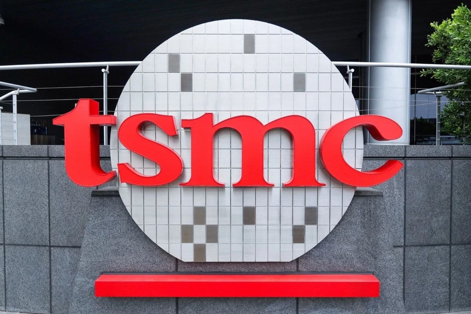 El logotipo de TSMC identifica la sede de la compañía en Hsinchu, Taiwán, el 20 de octubre de 2021. (Chiang Ying-ying/AP)