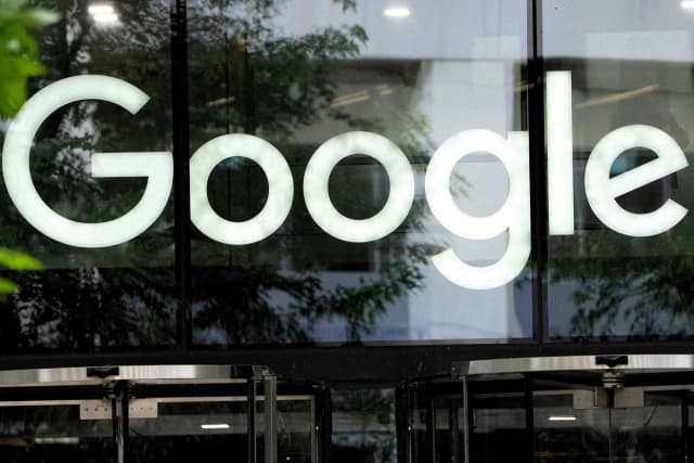 El logotipo de Google frente a las oficinas de la empresa en Londres el 24 de junio de 2025. (Carlos Jasso/Reuters)