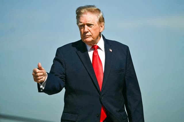 El presidente de EE. UU., Donald Trump, gesticula mientras se dirige a subir al Air Force One en la Base Conjunta Andrews, en Maryland, el 13 de octubre de 2026. (Kent Nishimura/AFP vía Getty Images)