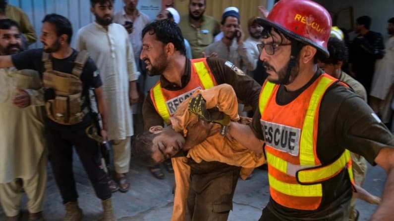 El derrumbe del techo de una escuela en Pakistán deja al menos 35 muertos y más de 50 heridos