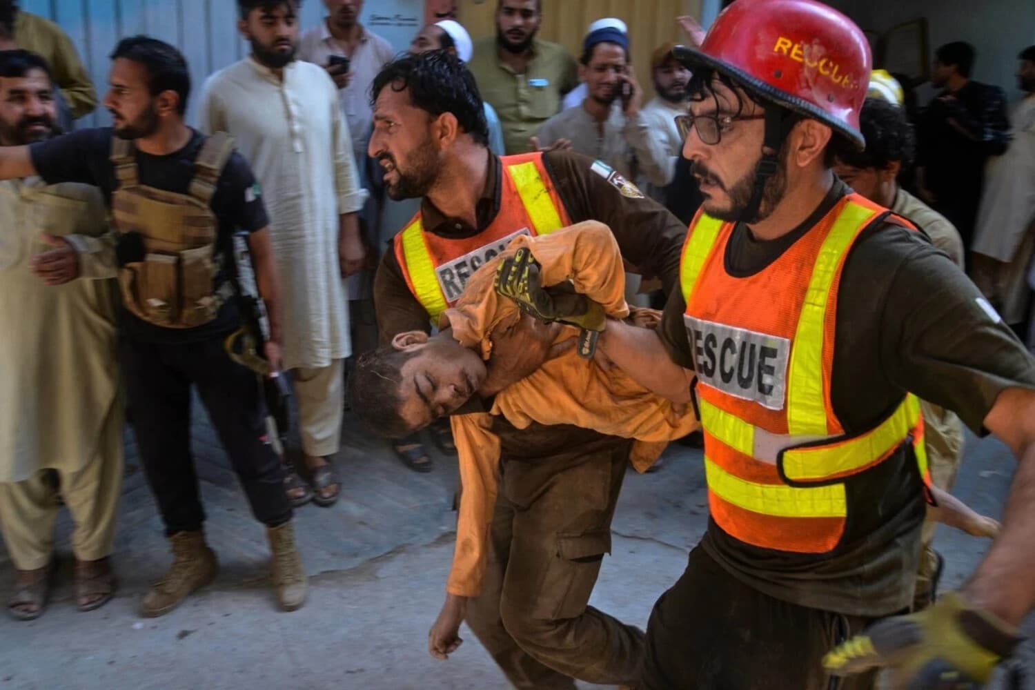 Un rescatista lleva a un niño herido tras rescatarlo de los escombros de un derrumbe del tejado en una escuela privada, en Peshawar, Pakistán, el 15 de octubre de 2026. (Arif Khan/AP Photo).