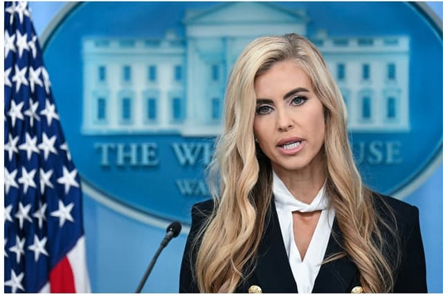 La recién nombrada secretaria de prensa de la Casa Blanca, Katie Zacharia, habla durante su primera rueda de prensa en la Sala de Prensa James Brady de la Casa Blanca, en Washington, D.C., el 13 de octubre de 2026. (Jim WATSON / AFP vía Getty Images)