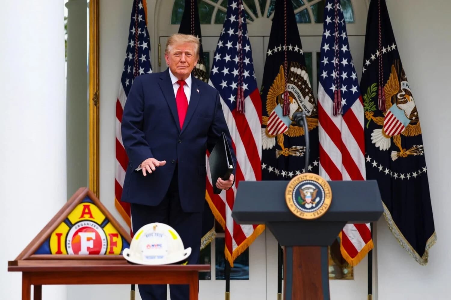 El presidente Donald Trump llega para pronunciar un discurso durante un almuerzo en el Jardín de las Rosas de la Casa Blanca el 15 de octubre de 2026. (Kevin Dietsch/Getty Images).