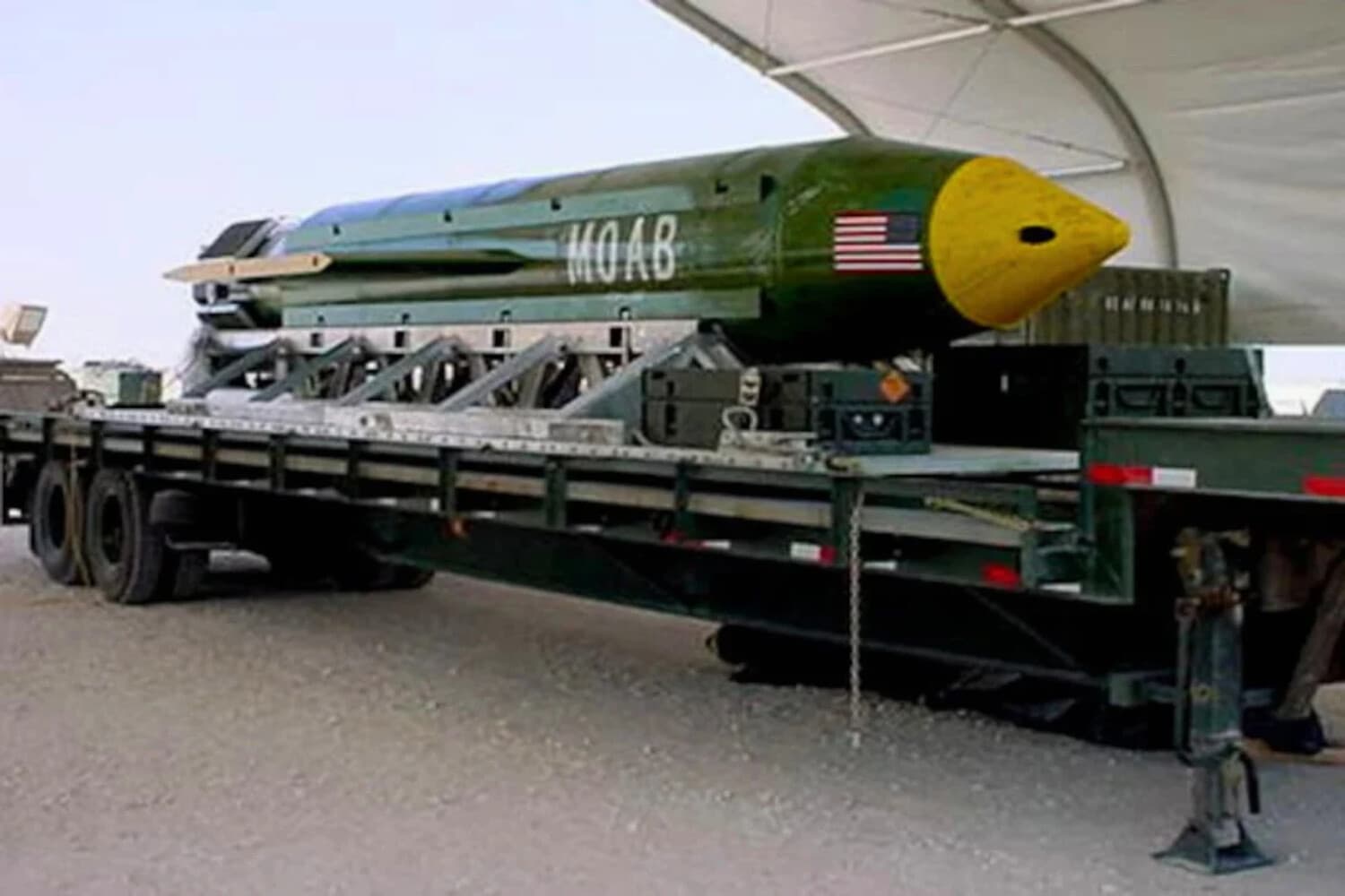 Una bomba de explosión aérea GBU-43/B Massive Ordnance Air Blast en una fotografía de archivo sin fecha. (Cortesía del Departamento de Guerra).