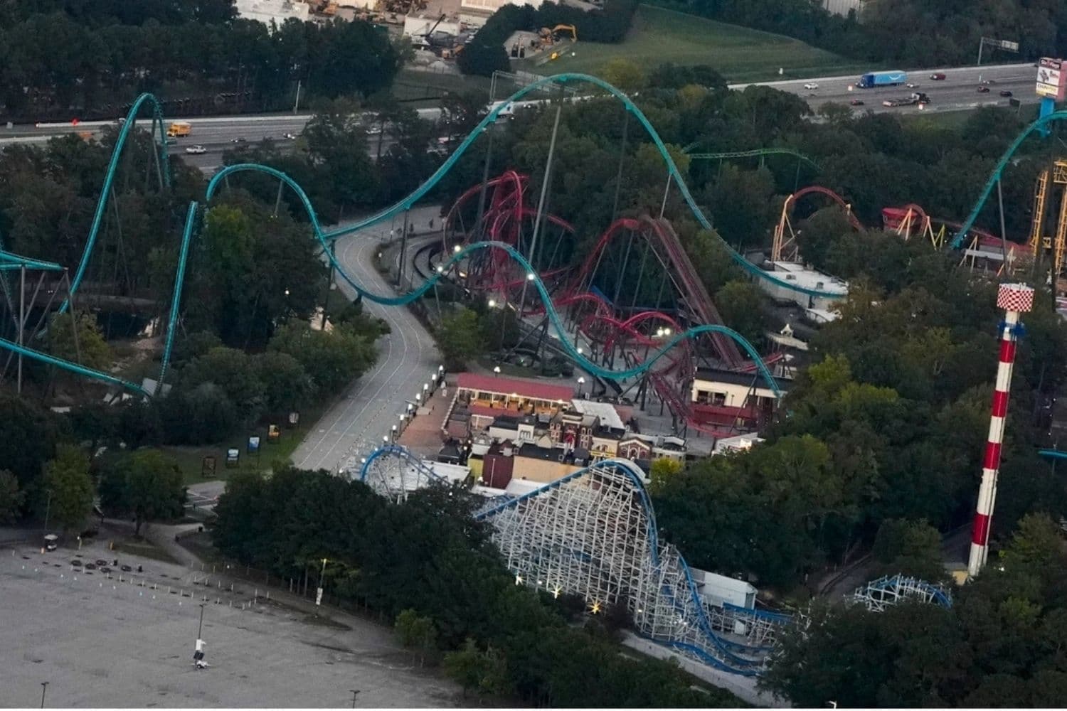 Atracciones en Six Flags Over Georgia, a unas 15 millas al noroeste de Atlanta, en Mableton, Georgia, el 15 de octubre de 2026. (Mike Stewart/AP Photo)