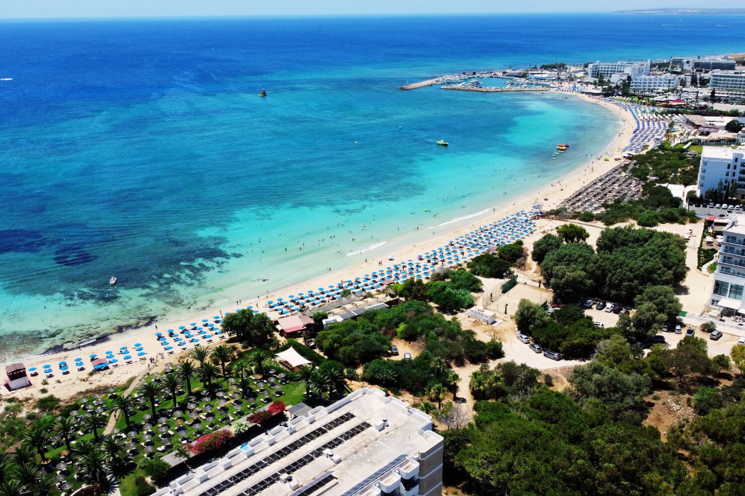 Una fotografía aérea muestra una vista de los hoteles de la bahía de la localidad turística chipriota de Ayia Napa, el 21 de julio de 2022. (ETIENNE TORBEY/AFP vía Getty Images)