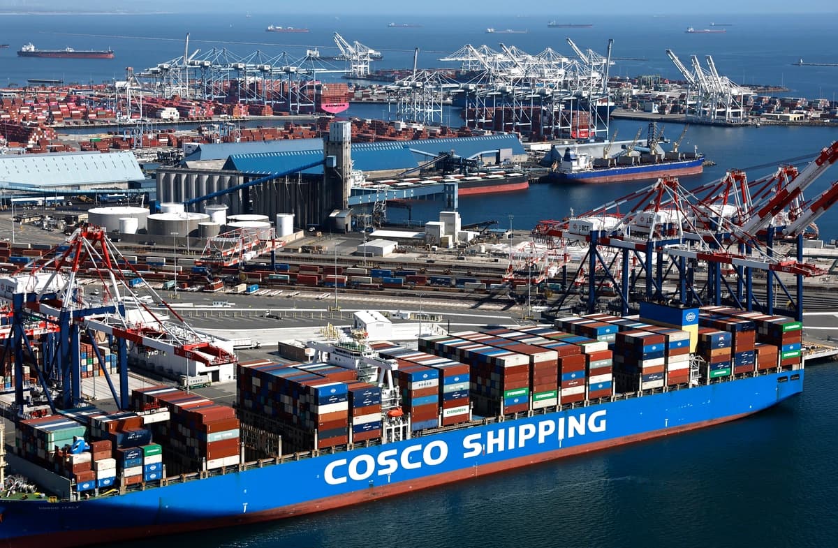 Un buque portacontenedores de Cosco Shipping, la mayor naviera de China, en el puerto de Long Beach, California, el 3 de abril de 2025. (Mario Tama/Getty Images).