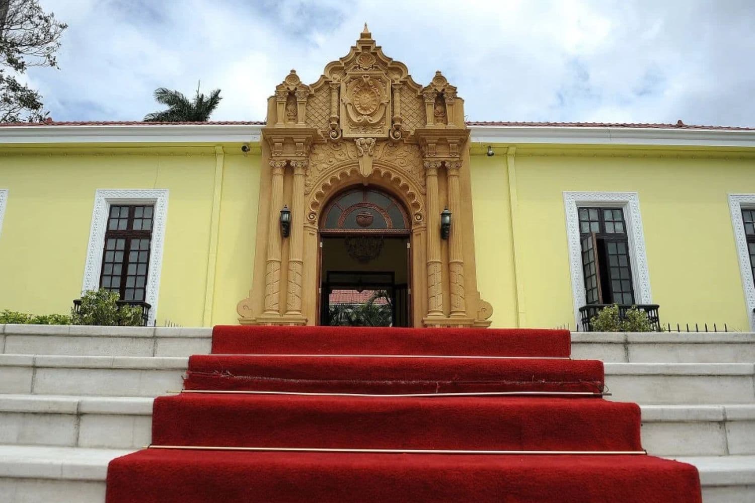 Vista de la fachada del edificio del Ministerio de Asuntos Exteriores, conocido como "La Casa Amarilla", en San José, el 17 de febrero de 2010. (YURI CORTEZ/AFP vía Getty Images)