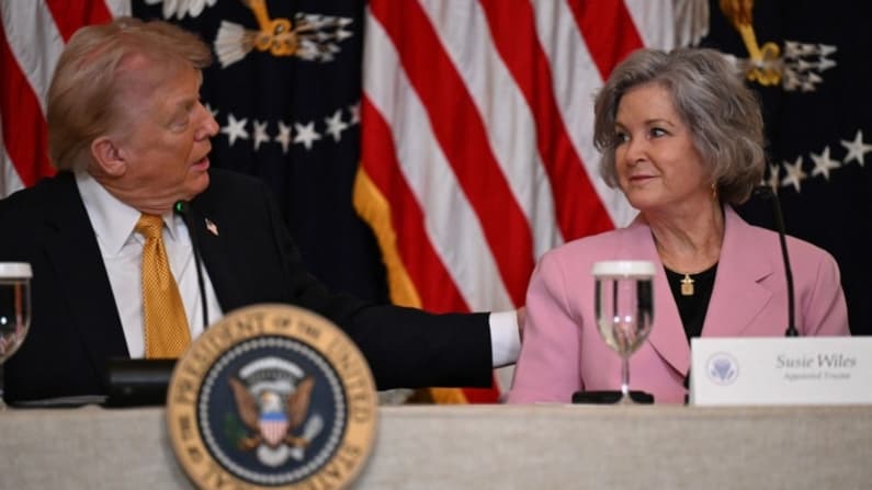 Trump niega que busque reemplazar a la jefa de gabinete Susie Wiles