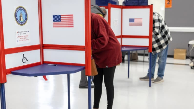 Fiscales de Carolina del Norte acusan a 10 extranjeros de votar en las elecciones de 2024
