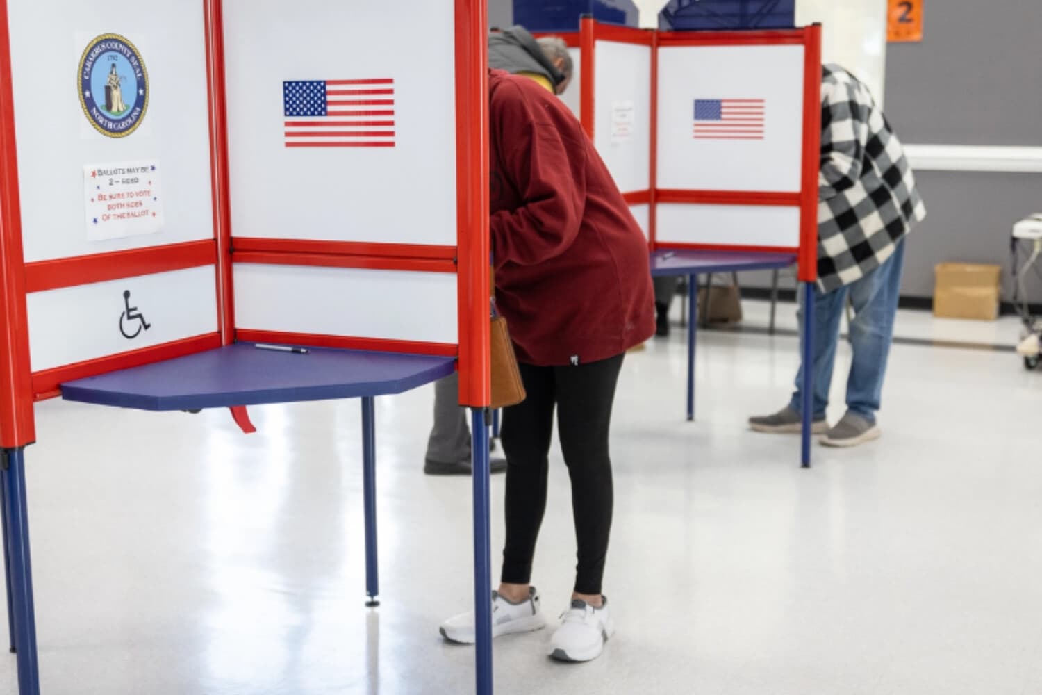 Electores acuden a las urnas para la votación anticipada en Kannapolis, Carolina del Norte, el 17 de octubre de 2024. (John Fredricks/The Epoch Times).