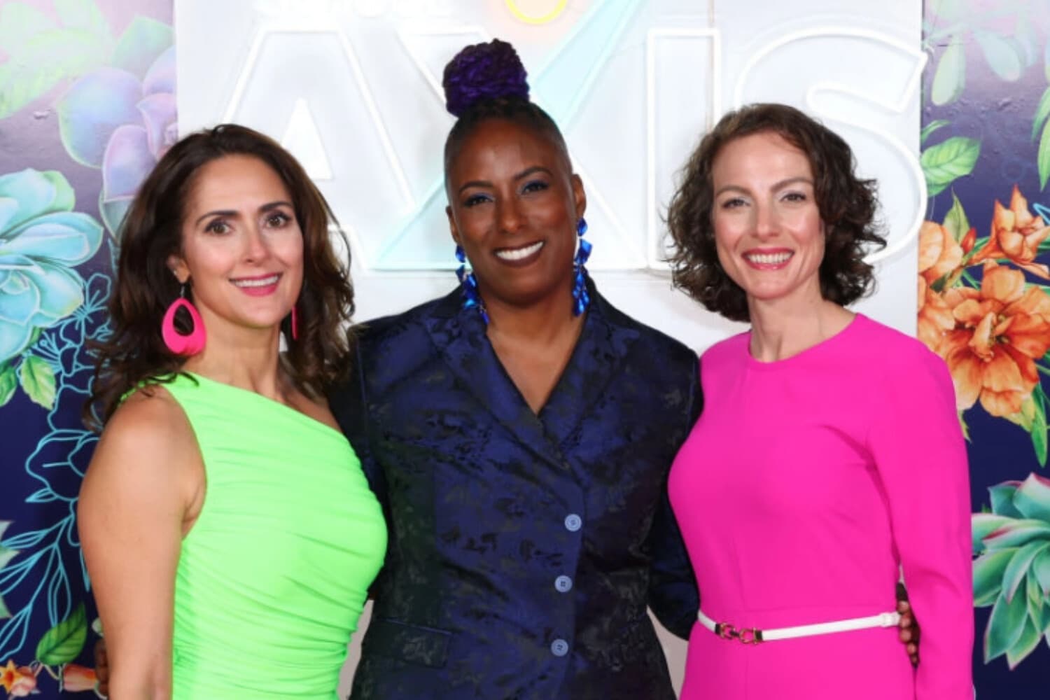 (De izq. a der.) Jennifer Burnham, Collette Bowers Zinn y AdaPia d'Errico en la gala Axis Glow Up 2023, en Los Ángeles, el 14 de octubre de 2023. (Arnold Turner/Getty Images para Private School Axis).